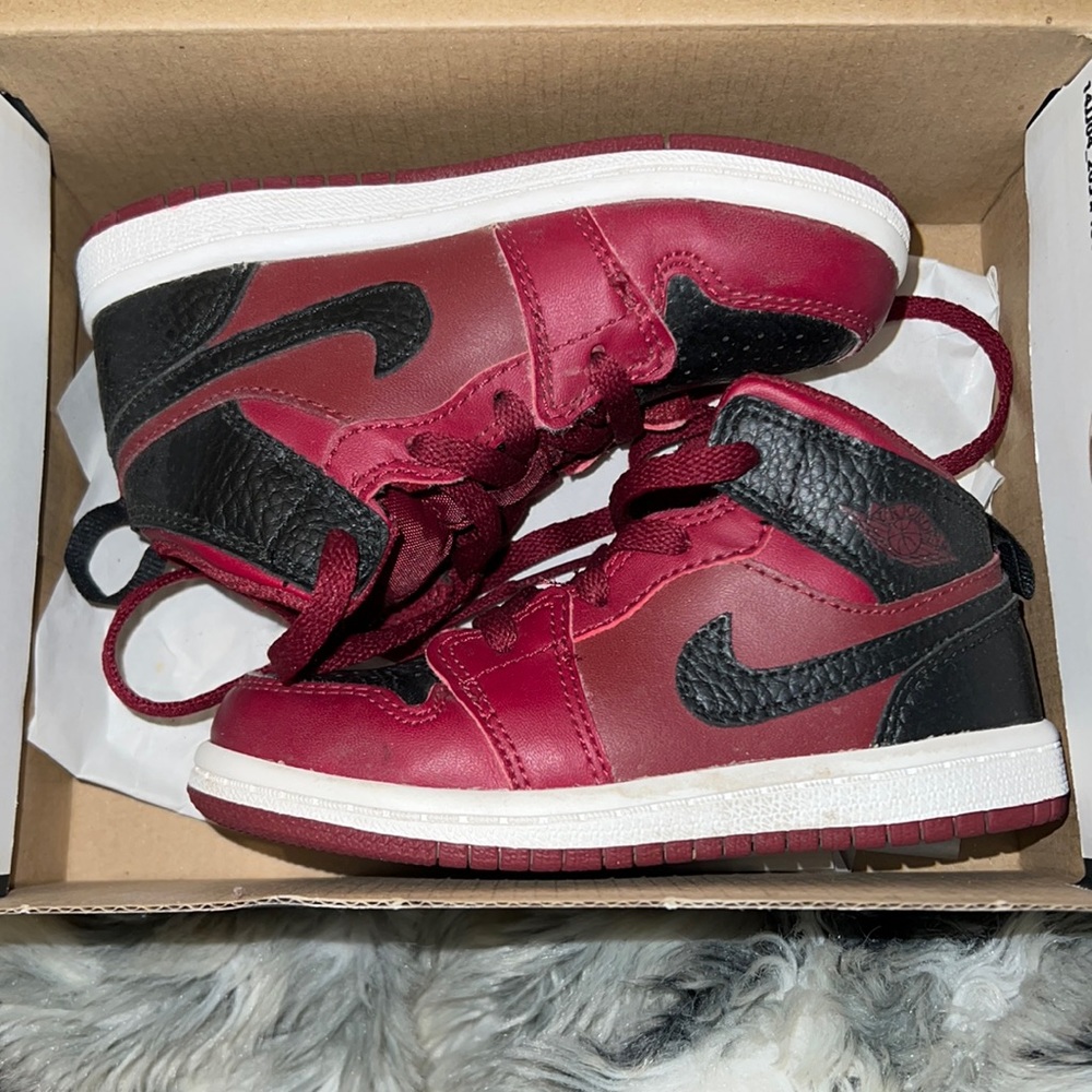 Jordan 1 MID